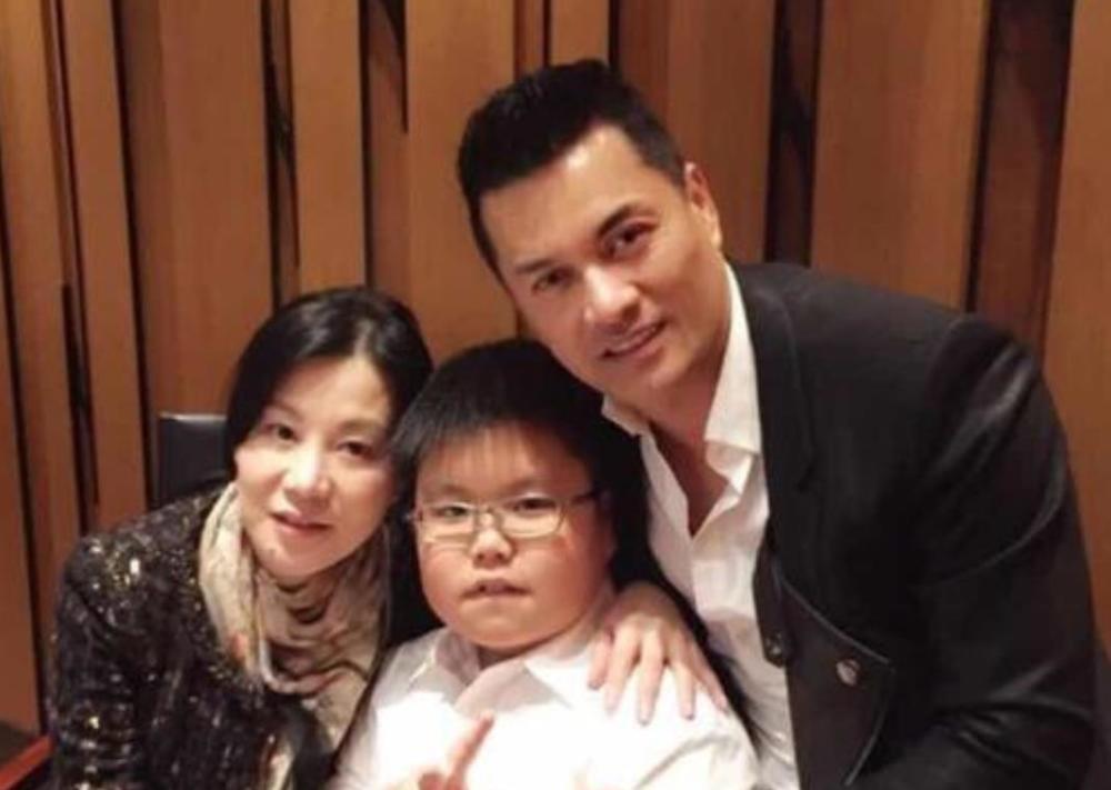头婚娶周海媚,二婚与邝美云闪婚闪离,今三婚爱上女