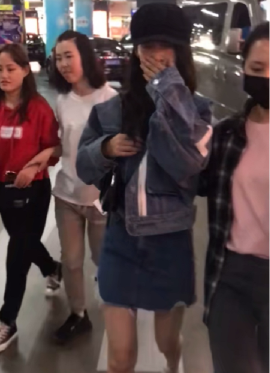 李沁这是怎么了?刚下飞机就"失声痛哭",全程遮脸被助理搀扶!