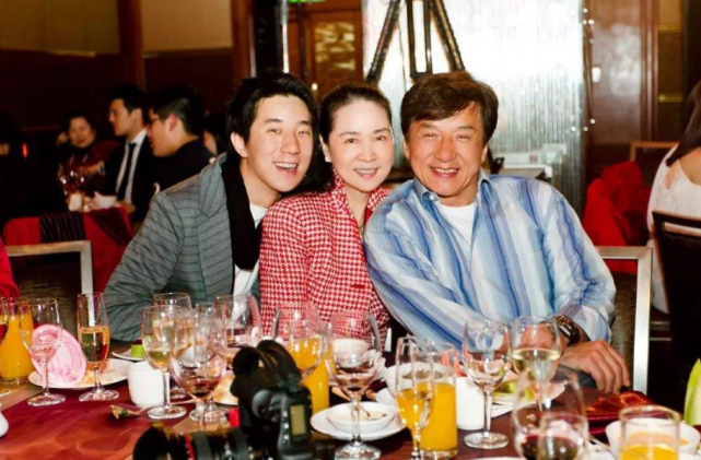 谢霆锋10亿财产给儿子，成龙20亿给房祖名，周润发最让人敬佩（组图） - 4