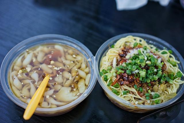 重庆凉面配稀饭,藏在破旧巷子里的老牌美食,5元1碗便宜又好吃