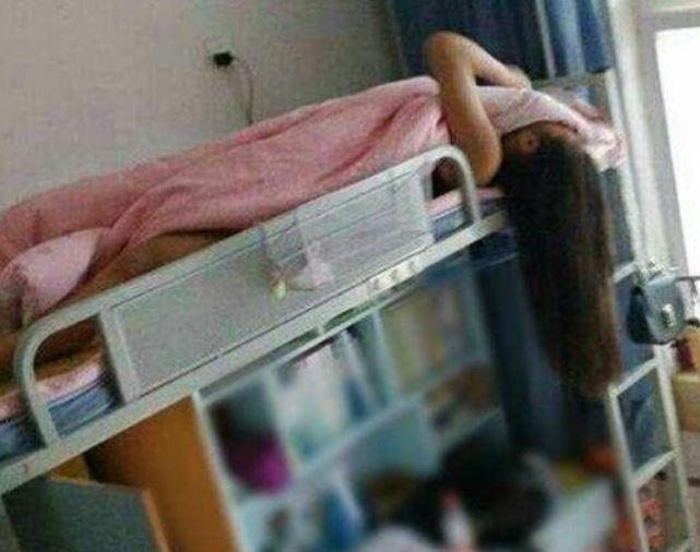 为什么女生宿舍里,都抢着"睡上铺"?学姐道出3缘由,无