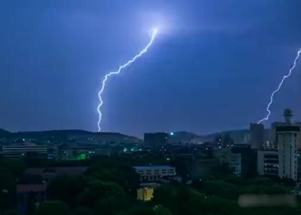 湖南,湖北两省遭遇恶劣天气雷雨交加下起冰雹,有市民