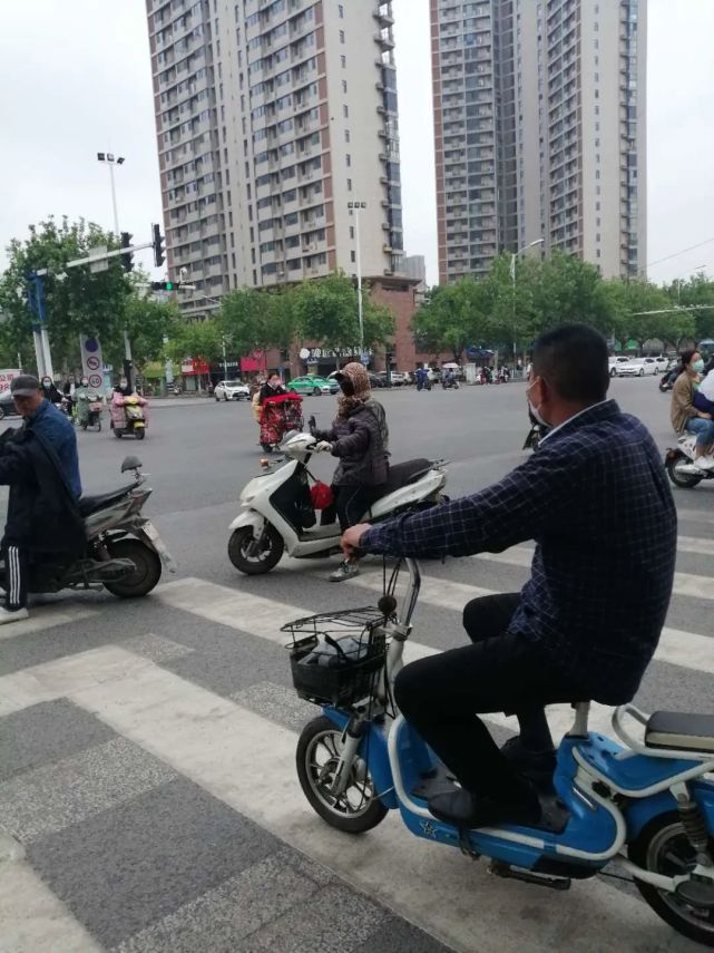 徐州人骑电动车九成不戴头盔!江苏将拟规处罚