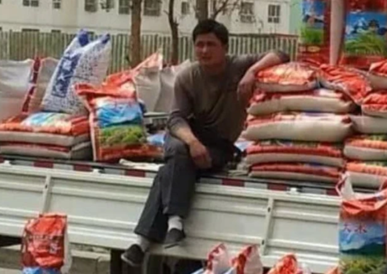 卖大米的周润发,摆摊小贩罗志祥,盘点那些与明星撞脸