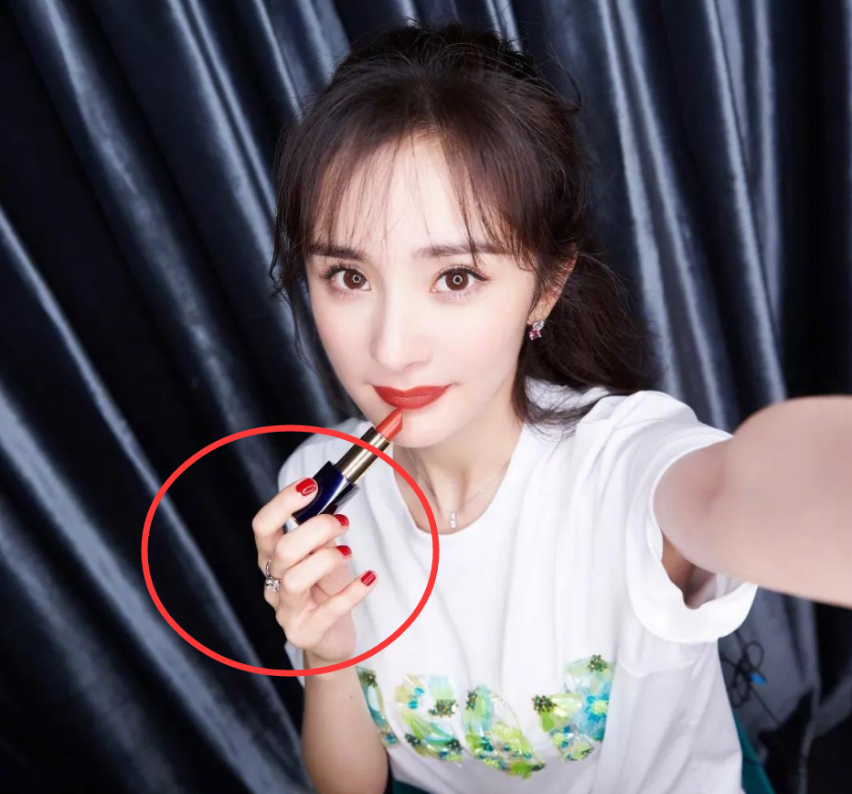 杨幂纯色美甲,关晓彤隐形美甲不算啥,看到杨颖,才是啥