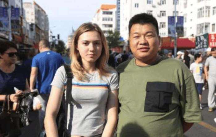 俄罗斯姑娘到中国工作，向家人哭诉：千万别信中国人的“不胖”