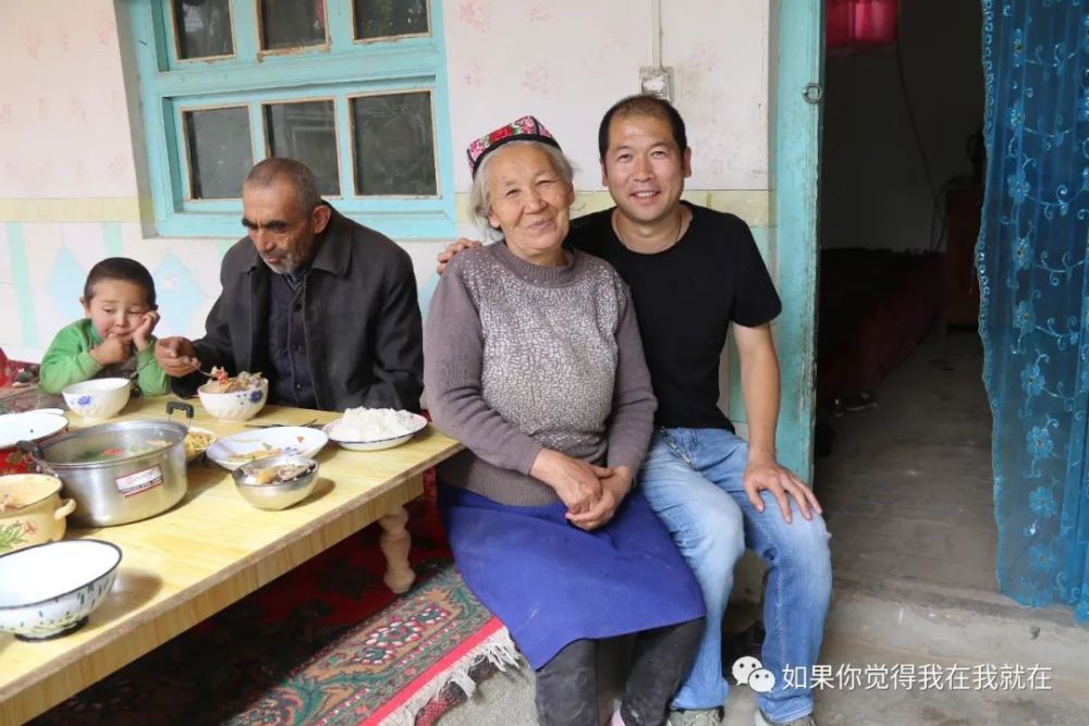 汉族和维吾尔族是一家人,用心去浇灌,民族团结之花将常开长盛!