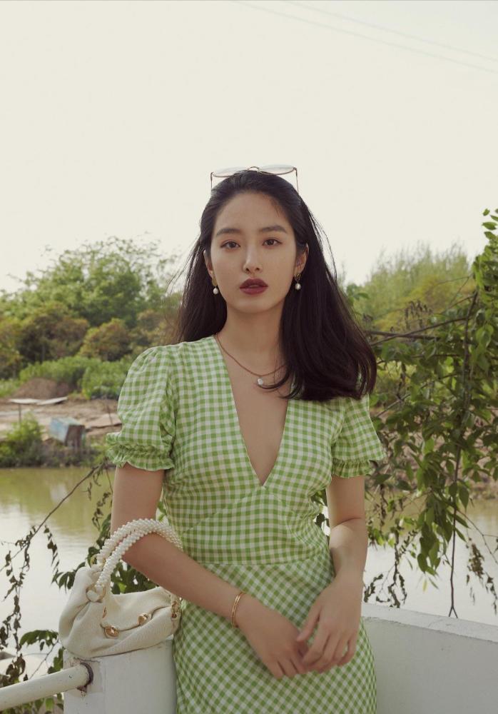 杨采钰清新穿搭超赞,v领个性裙优雅不失性感,复古妆慵懒又有范