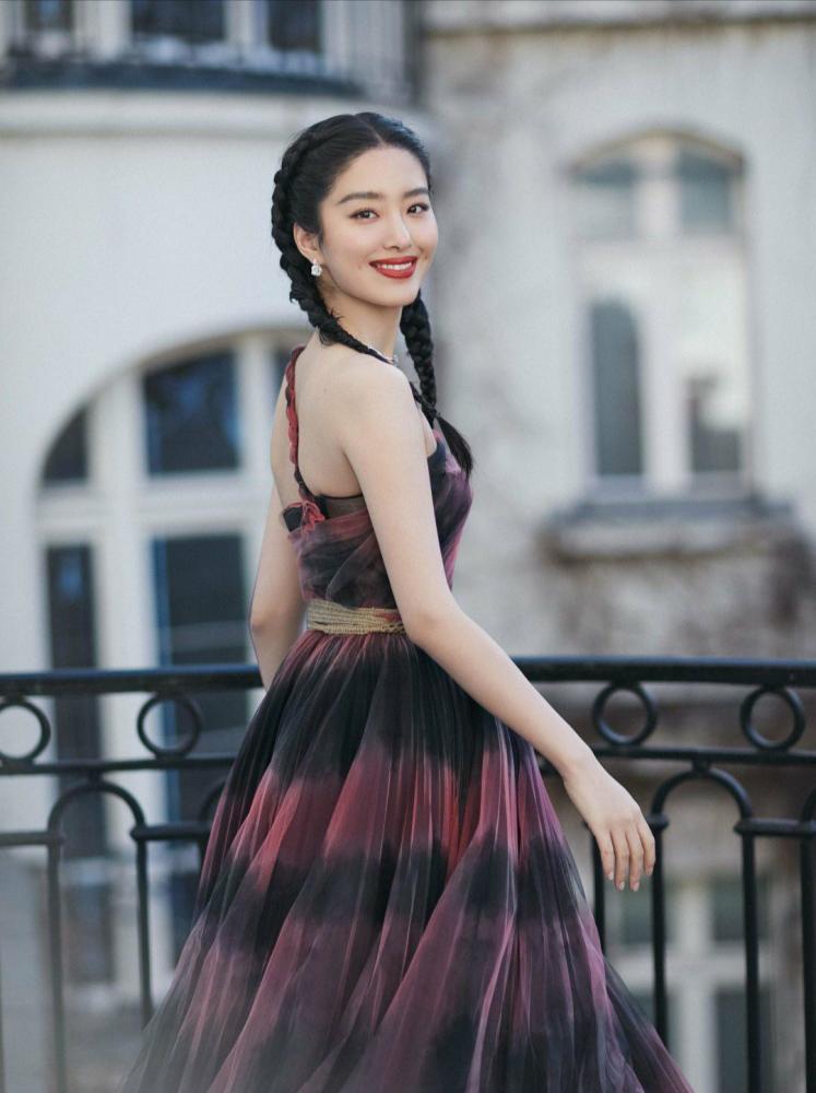 杨采钰清新穿搭超赞,v领个性裙优雅不失性感,复古妆慵懒又有范