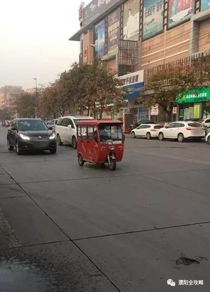 文明路像这种电三轮,电四轮车速本来就不快,非要到机动车道来占位置