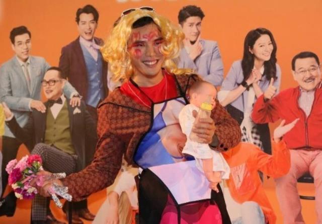 陈俊霆说:昨晚我们出去吃饭提早庆祝母亲节,所以就一家人看我演出