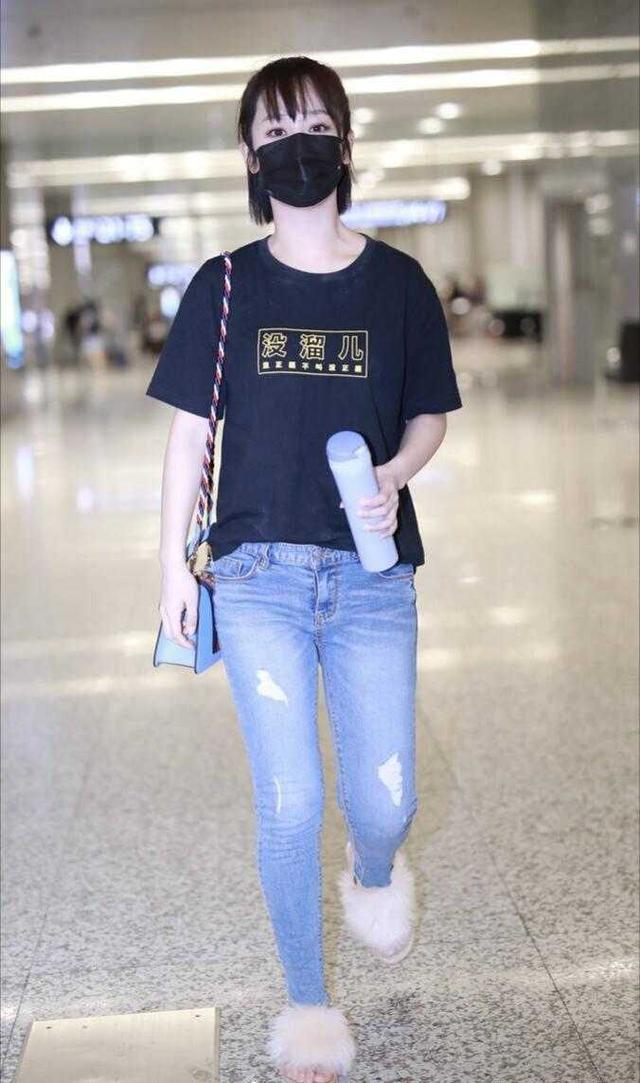 杨紫终于在机场翻车了,穿黑色t恤配紧身裤太显胖,终于