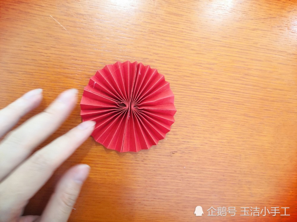 7.准备一张圆形纸,写上自己想说的话,如图所示