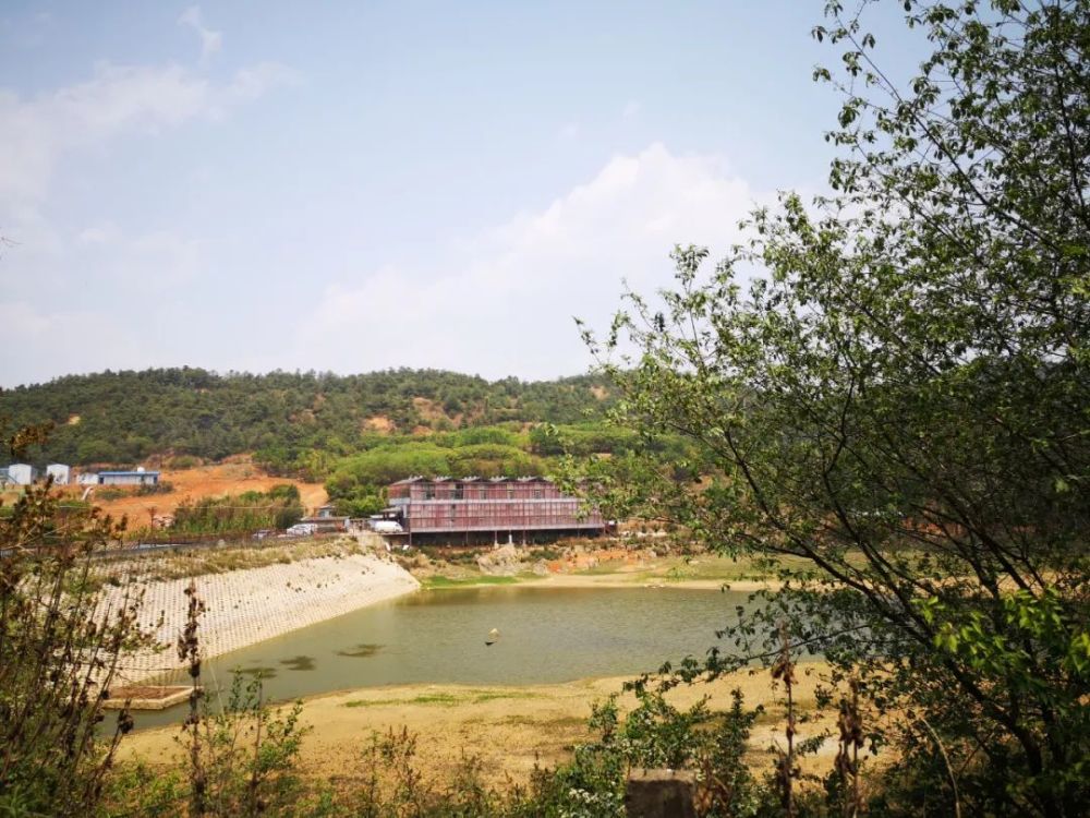 八宝山水库实景东白沙河水库:水库于1955年3月由昆明市水利工程委员会