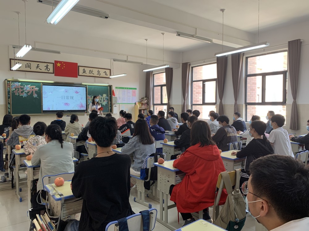 复学首日,郑州龙湖一中一教师给全班学生每人发放一颗