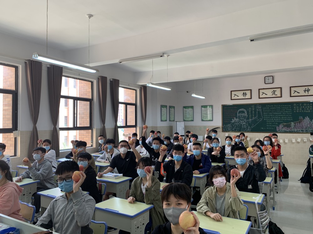 复学首日,郑州龙湖一中一教师给全班学生每人发放一颗