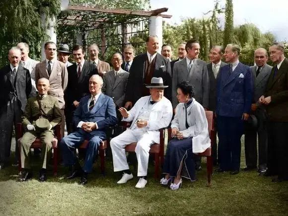 中美英三国首脑在开罗会议期间在开罗的米纳饭店外合影