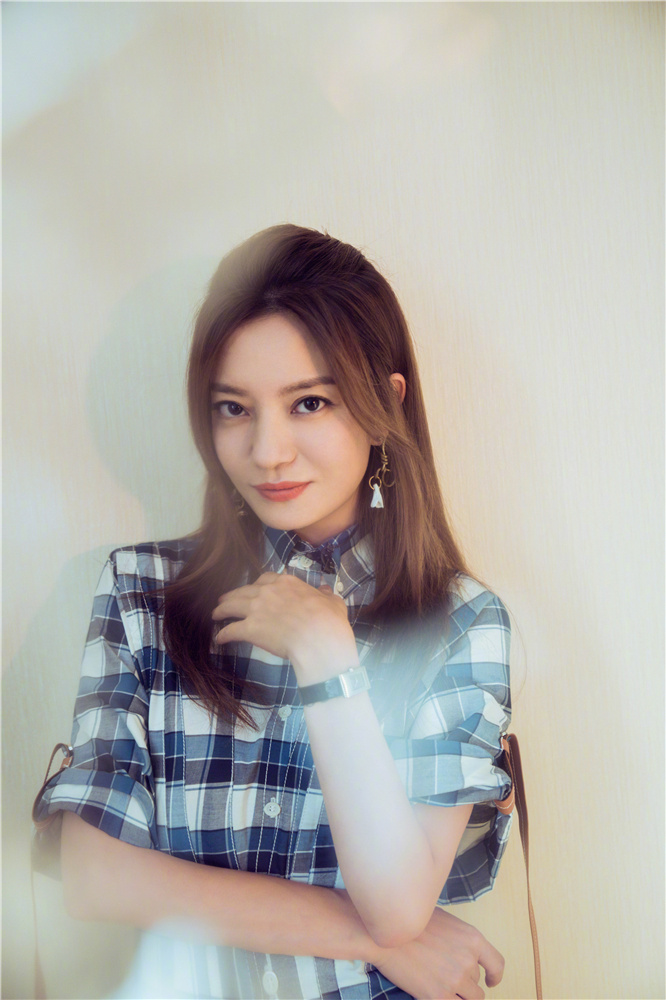 抛开大女人形象的赵薇,穿格子衬衫连衣裙,妥妥的"文艺女青年"