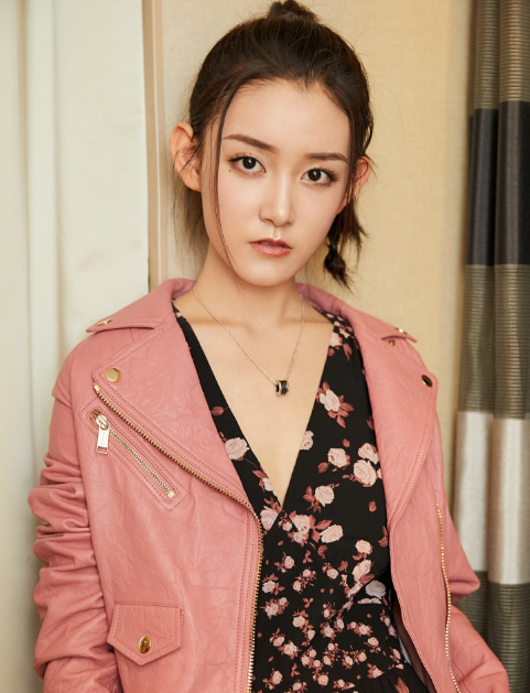 本以为蒋依依长发时最美,看清她罕见短发照,不愧是童星中的标杆