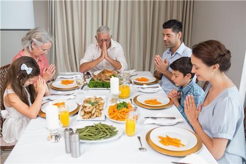 在开始吃饭前,主人要做饭前的谢饭祷告,这在美国的家庭里是很普遍的