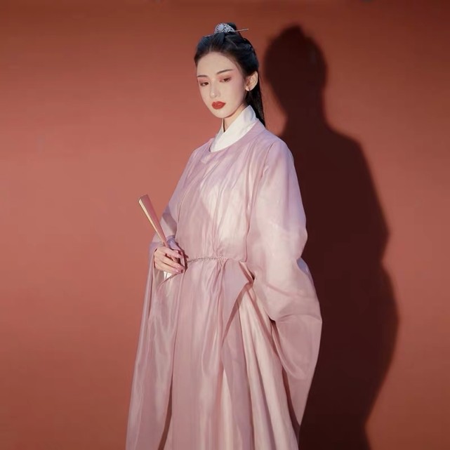 一提起汉服,大概所有人都想到的是仙气飘飘,温柔绝美的样子,不过汉服