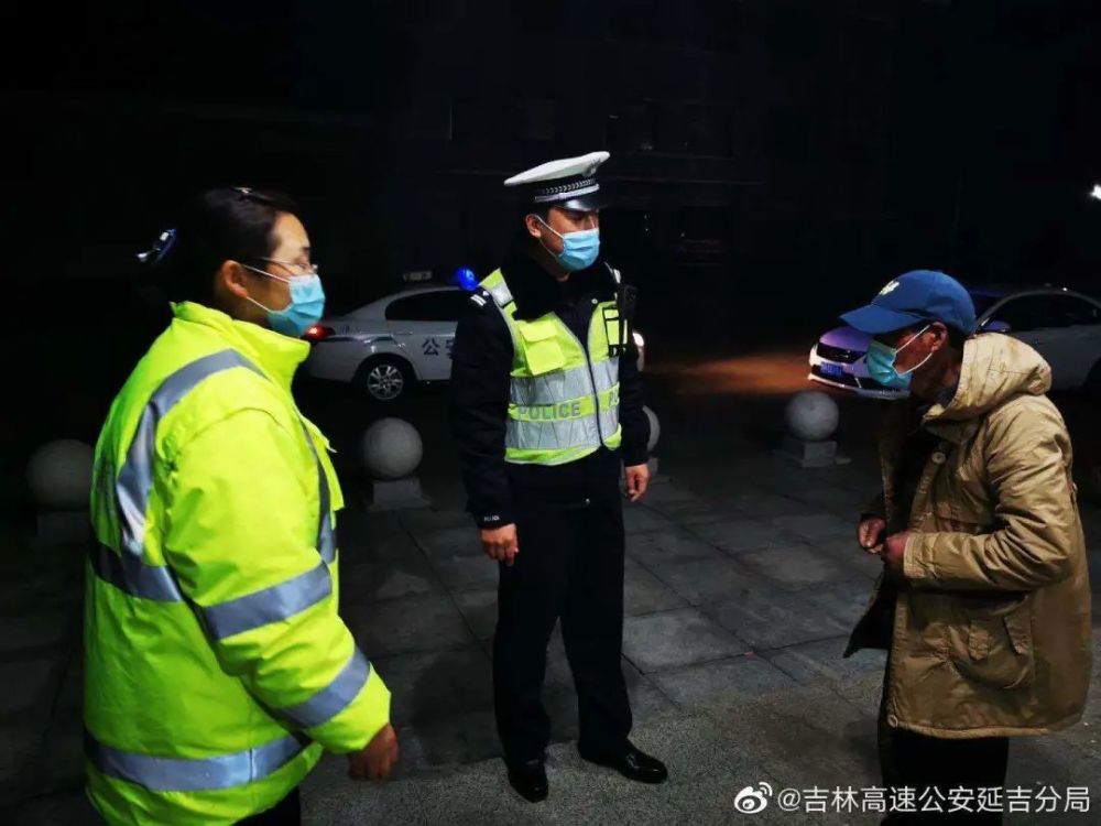 民警老人口罩_老人戴口罩