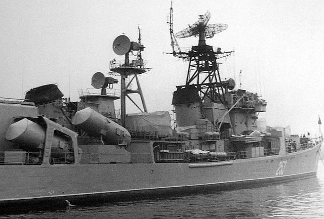 苏联科特林级导弹驱逐舰和用于发射p-15的发射箱,注意图中的发射箱