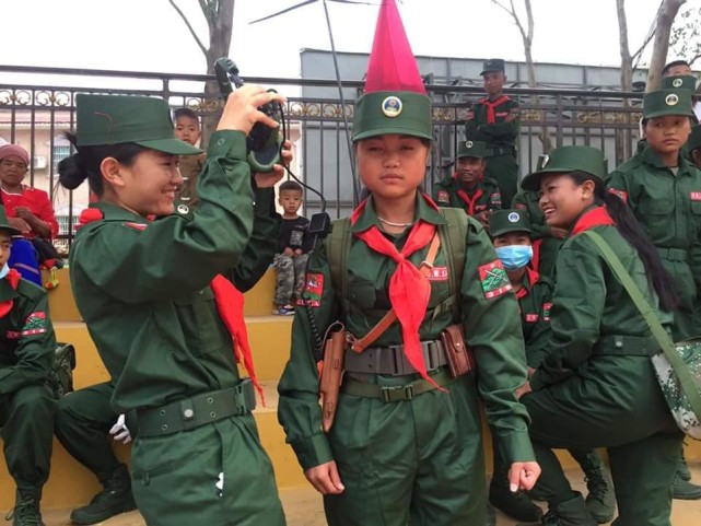 缅甸佤邦的女兵 踏着中式步伐参加阅兵