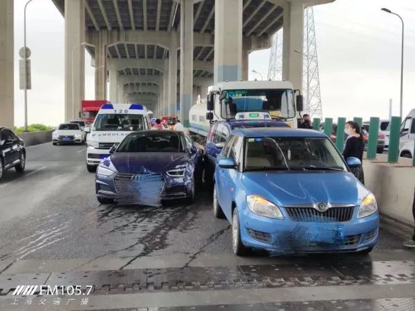 引起道路严重拥堵多辆车车损较大下引桥发生6车事故上海闵浦大桥浦西