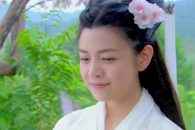 陈妍希是真的不适合古装,不过现代装依旧是美美哒,跟陈晓结婚的掀头纱