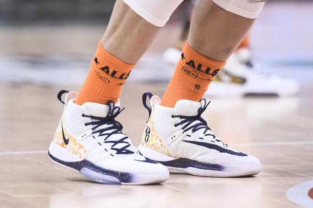 nba球员上脚:易建联穿过的球鞋,国家队,nba和cba都有!