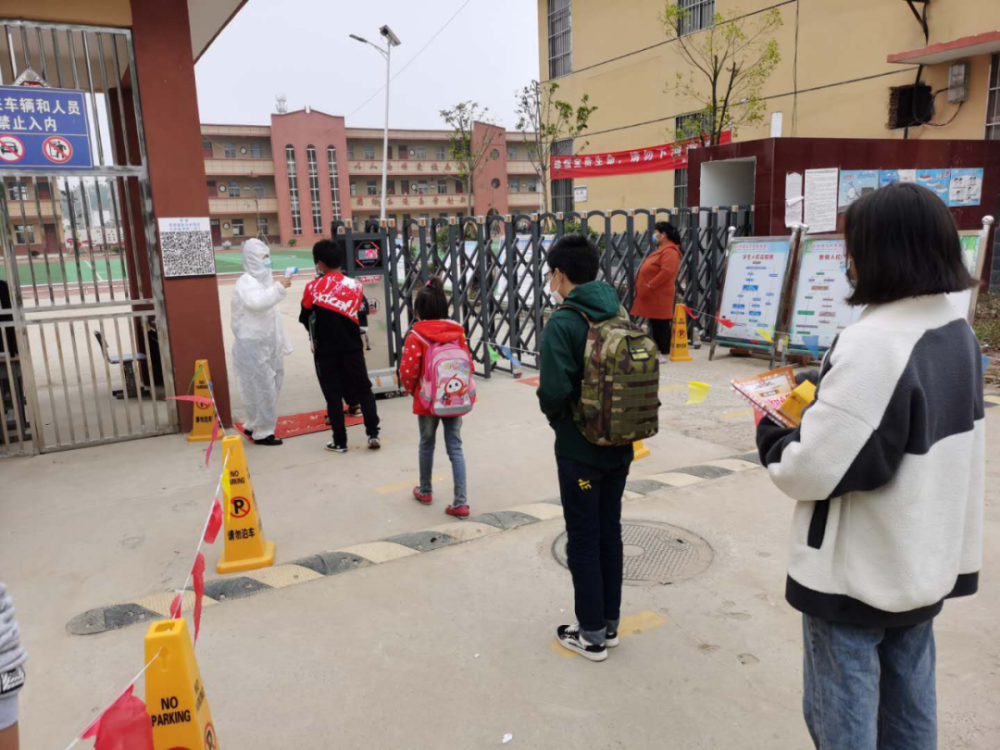 初一,高一年级 中小学生返校复课 至此,全县20万余名中小学学生已