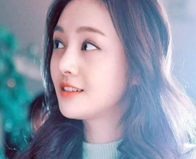 娱乐圈笑容最甜的4位女星,她微微一笑很倾城,你喜欢哪