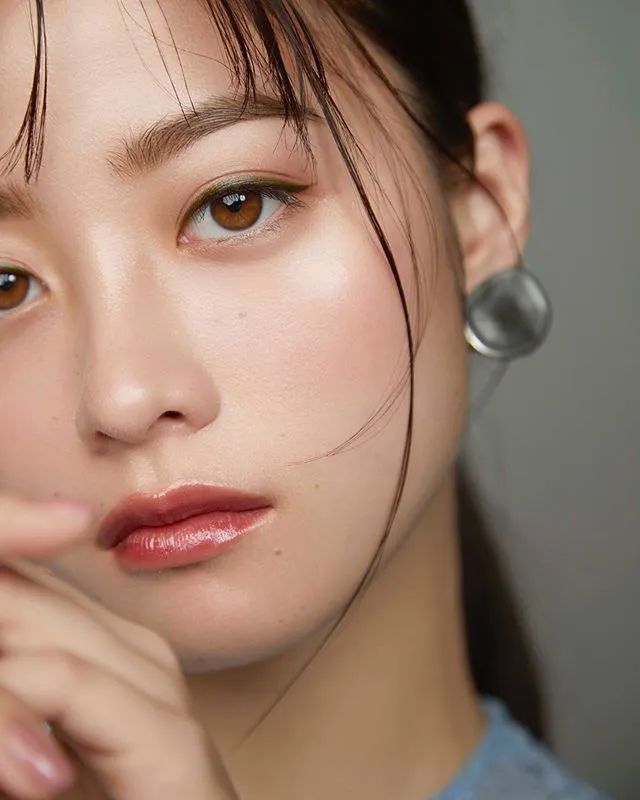 眼周瑕疵隐藏术！卡粉、黑眼圈通通消失不见