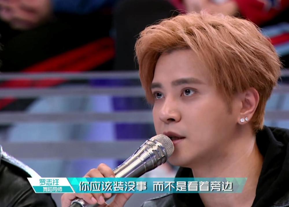 罗志祥在做舞蹈点评的时候,那是相当的活跃,在点评杨超越跳舞的时候