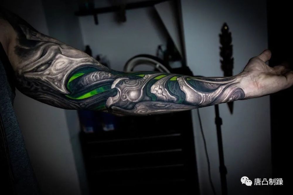 3d纹身 又称三维立体纹身 3d纹身是指一些极具创意的纹身师 在人体
