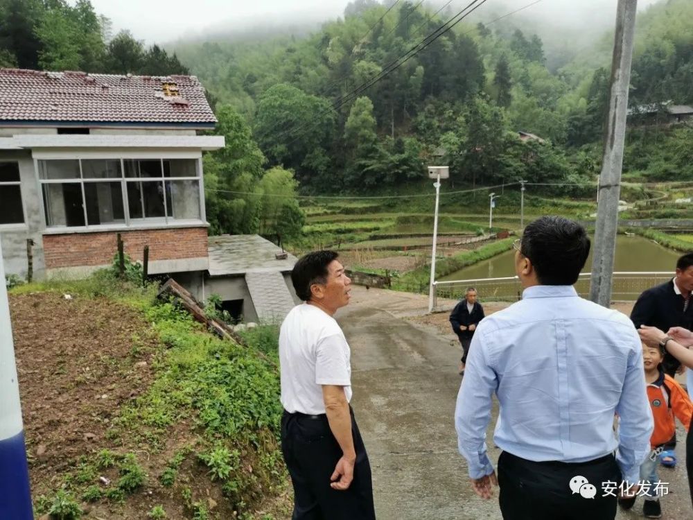 安化贫困人口_贫困山区的孩子图片