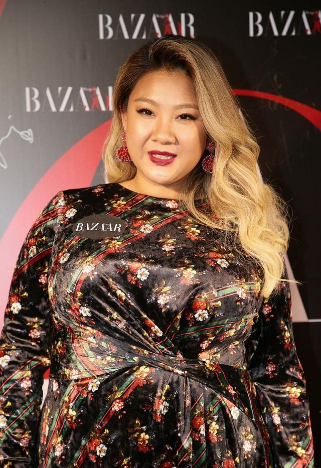 郑欣宜真只有180斤?穿大码印花连衣裙太饱满,金色卷发