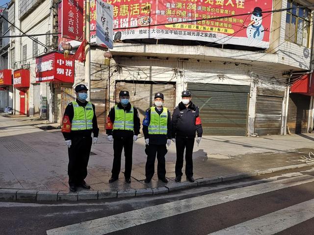 张炳水(右一)带队上街巡逻