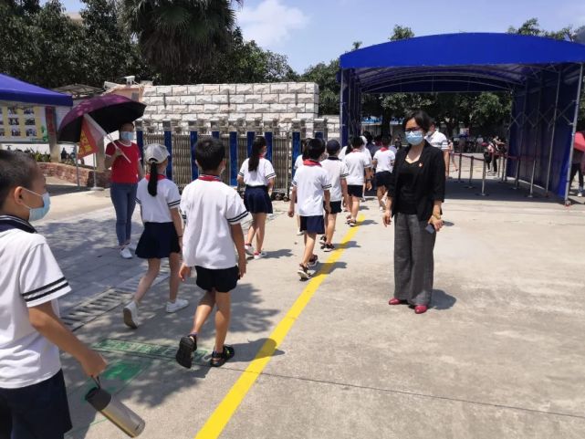 今天北海各小学校门口,学生们排队有序进入校园.