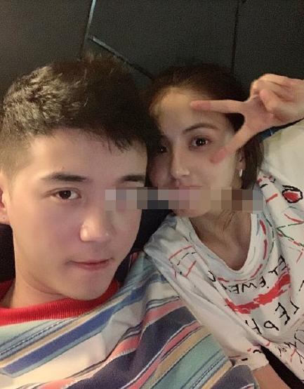 王思聪换新女友,身材超好是"蛋蛋解说"前女友甜仇,压手腕喂食霸道总裁