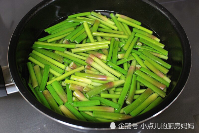 蒜薹还能腌着吃?老阿姨分享做法,又脆又嫩,还丝毫没有刺激味
