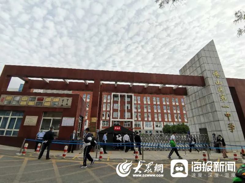 早晨7:10,博山区第一中学已经陆续有学生返校报到.