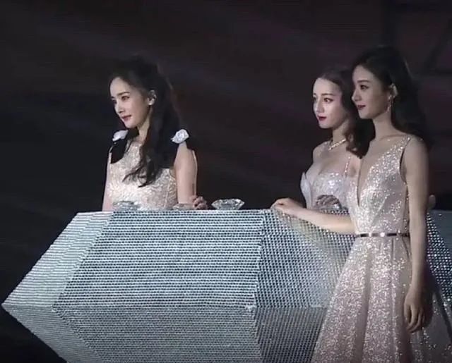 杨幂和赵丽颖的粉圈大战,路人只是吃瓜,受伤害的还是两位艺人!