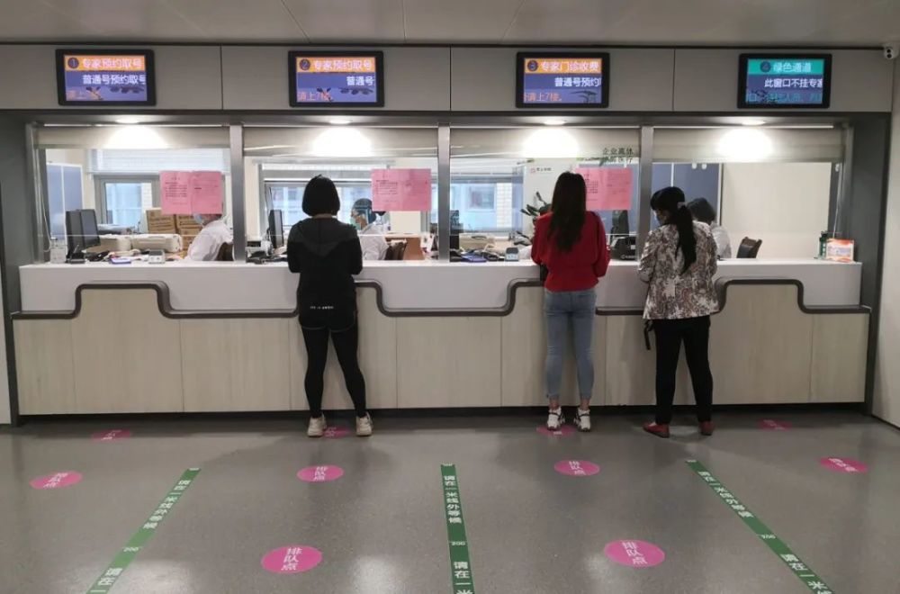 3,请前往医院就诊时尽量减少陪同人员, 排队请主动保持"1米距离",就诊