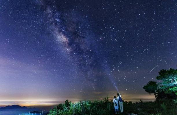 夜空中的星光都是几千年以前发出来,我们看到的星星都
