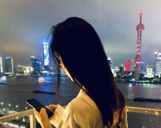 赵丽颖低调晒近照,一头黑发留下倩丽背影,穿休闲装也