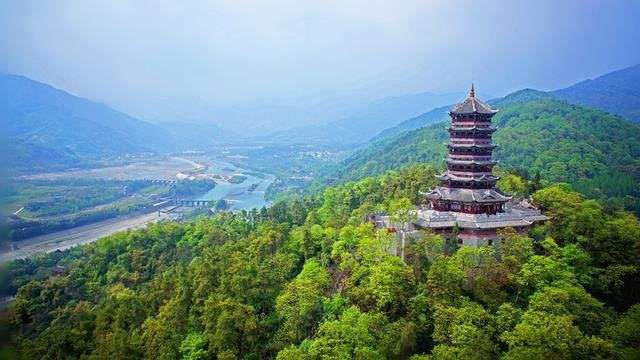 青城山风景区位于四川省成都市都江堰市西南,是中国首批公布的风景