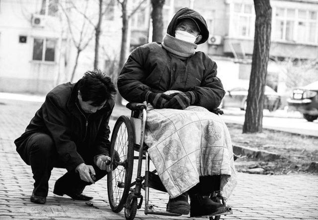 父母年迈身体不适时,子女的陪护真的很重要,他们心情好一些,病痛自然