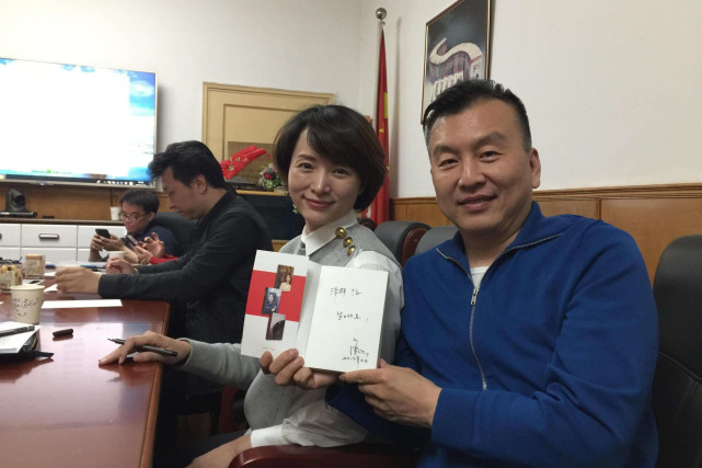 他是央视名嘴,曾与美女主持人李梓萌传绯闻,年近花甲仍单身!